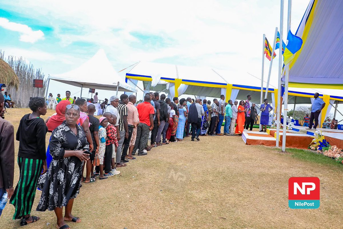 nilepostnews's tweet photo. Several mourners have gathered at Karuzika Royal Palace in Fort Portal City to pay their final respects and bid farewell to the late Omukama Oyo Nyimba Kabamba Iguru Rukidi IV.

📸 @francis_isano 

#NilePostNews #TooroMourns https://t.co/iggJKdtcdX
