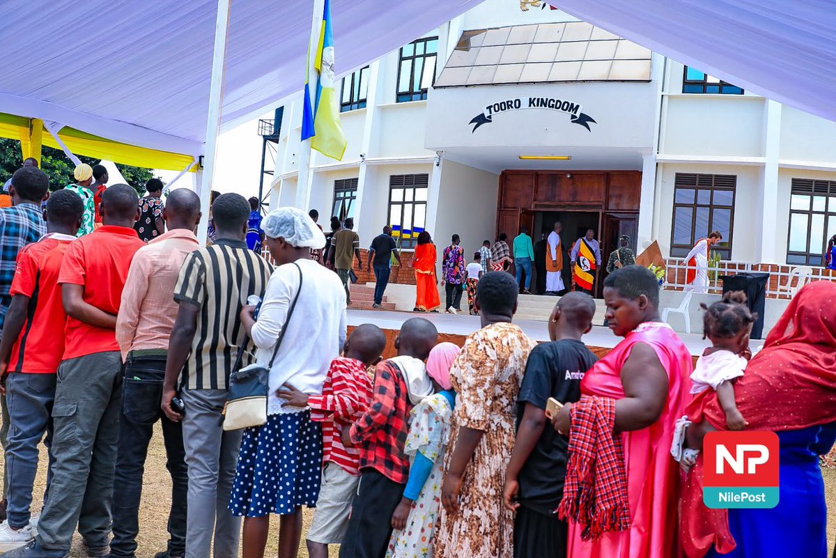 nilepostnews's tweet photo. Several mourners have gathered at Karuzika Royal Palace in Fort Portal City to pay their final respects and bid farewell to the late Omukama Oyo Nyimba Kabamba Iguru Rukidi IV.

📸 @francis_isano 

#NilePostNews #TooroMourns https://t.co/iggJKdtcdX