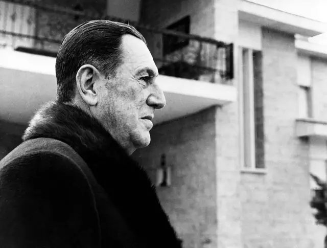 ElVengador1945's tweet photo. "Cuando te aplauden los de afuera es porque estás jodiendo a los de adentro" 

Juan Domingo Perón https://t.co/BOSEK0SqjL
