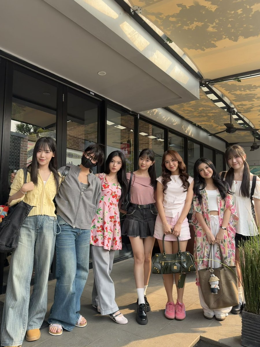 Y_CynthiaJKT48's tweet photo. Kamu malming sama siapa? Akuuu ci sama team love 😇💗 https://t.co/JxAhCROzts