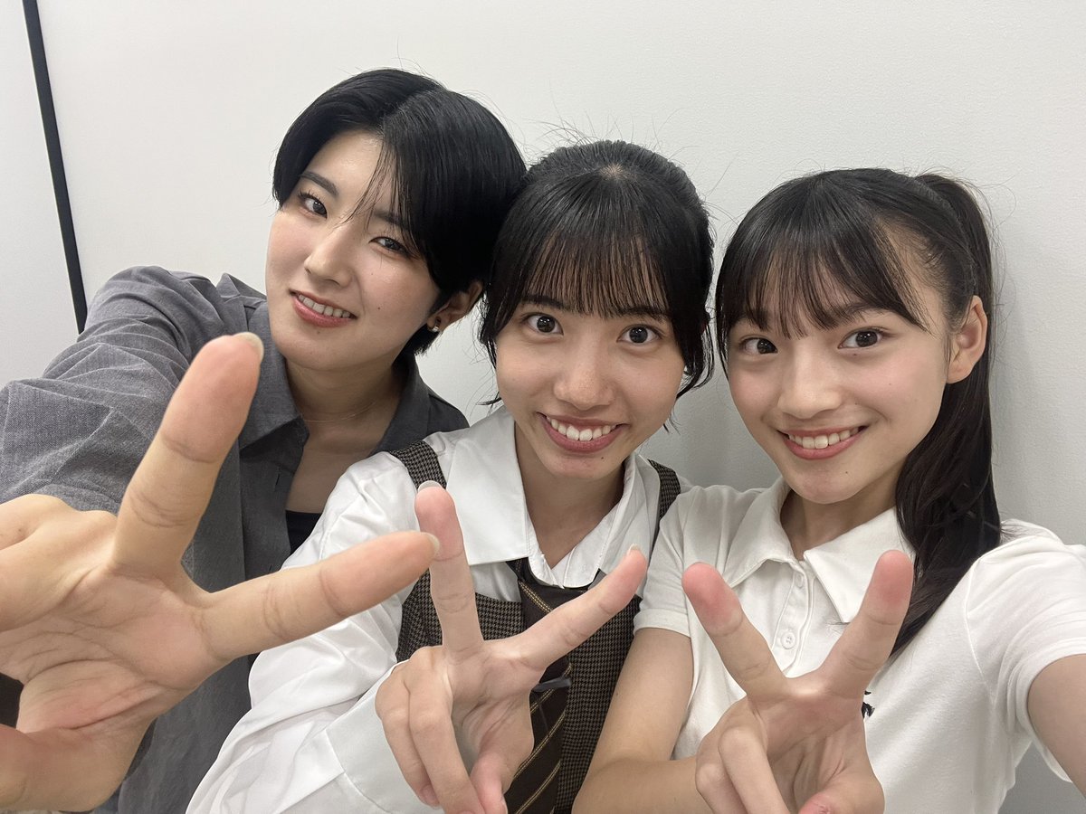BEYOOOOONDS_'s tweet photo. 本日の #ビヨオンエア 📻

予定通り20:30より行います❣️

インスタライブにぜひお集まりください〜❤️‍🔥❤️‍🔥❤️‍🔥

🔗 https://t.co/4FQqcJc6r7

#ビヨ配信中 #BEYOOOOONDS #ビヨーンズ #小島はな #大坪茉乃 #杉山結菜 https://t.co/vHhX8oxbsc
