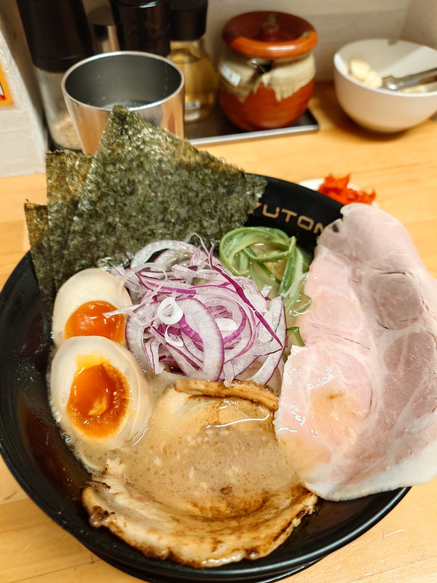 Takeee9988's tweet photo. 全宇宙で一番美味いラーメン屋

早くここの店主さんを人間国宝にしてラーメンの製法を後世に伝えないとあまりにも全人類の損失すぎる。

しかもラーメン食べたら喉痛いのも治った、滋養強壮にもお勧め。 https://t.co/7qWOIsqUSb