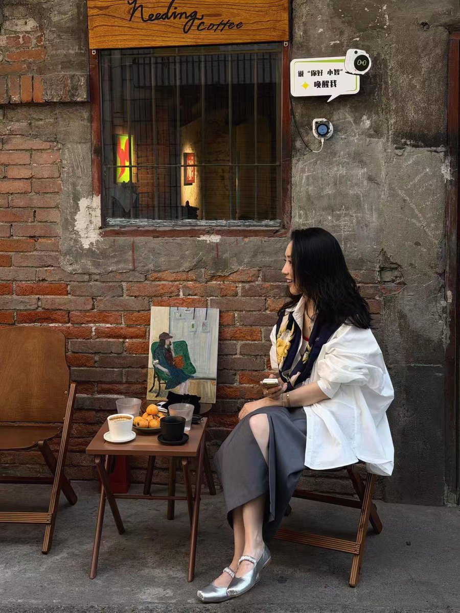 hlimeesen's tweet photo. 2026-09-05 19:24:16

外围的安静，常常沉淀在门上的灰尘与划痕里，它们慢慢养出一条街的性格，里面包着早出晚归的脚步声。

从上海调北京过站，飞深圳过夜折广州检修，再落香港——厦门海风正吹，南昌停机坪已空。
空姐飞过一座座城，服务过一程程人，门是她降落时的锚点。 https://t.co/5NQrY57rqb