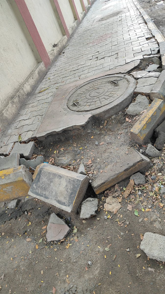 METRajan's tweet photo. @chennaicorp 

Pls fix the platform &amp; close the man holes outside K4 police station, Anna Nagar.

No proper platform to walk safely.

Location K4 police station, 6th Avenue

27Aug26 7:40AM https://t.co/eUHAGUqJKh