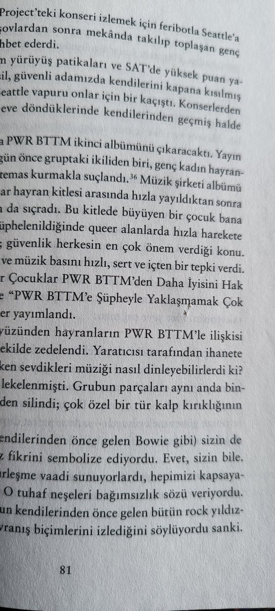 MelodiHolago's tweet photo. Safinaz'ın yanında kitap okuyordum ve kendisine değmiş bulundum. Bir tane çaktı doğal olarak. Tırnak attığı sözcükle de mesajı vermiş sanırım... https://t.co/WMZpPQWTMU