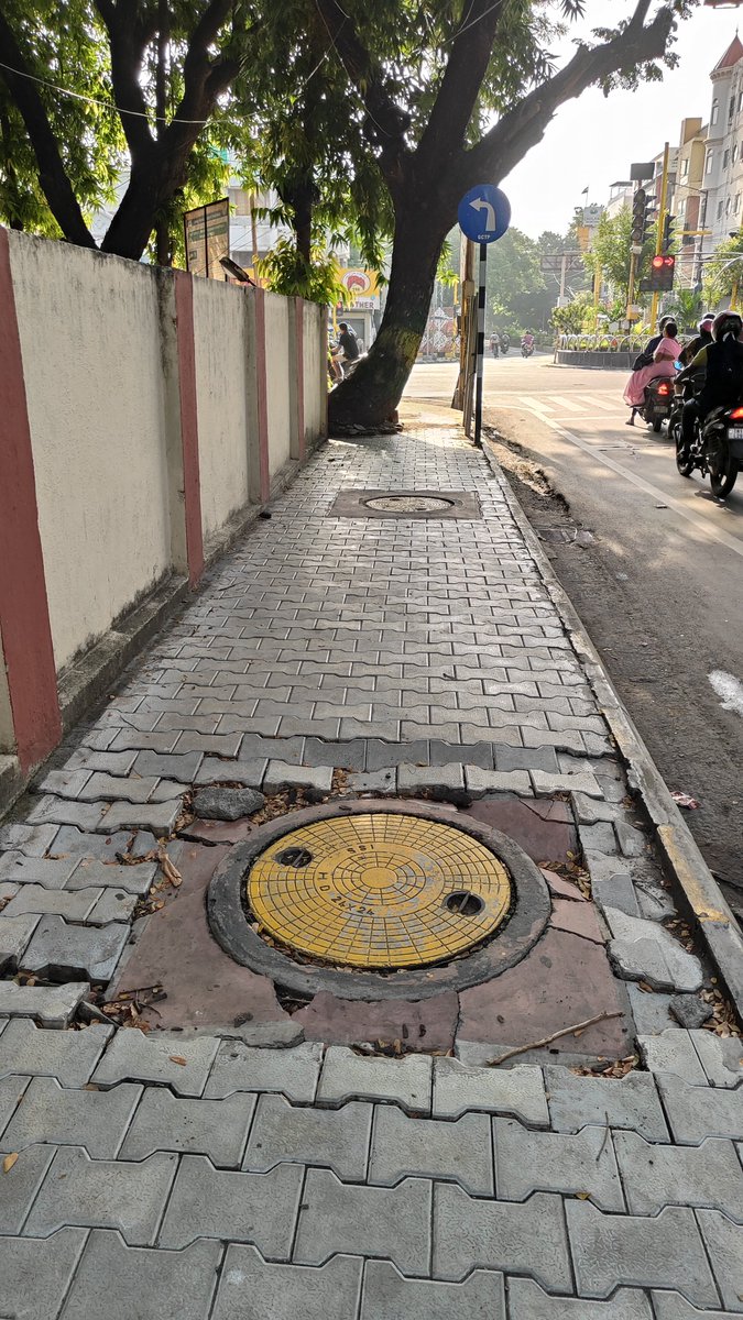 METRajan's tweet photo. @chennaicorp 

Pls fix the platform &amp; close the man holes outside K4 police station, Anna Nagar.

No proper platform to walk safely.

Location K4 police station, 6th Avenue

27Aug26 7:40AM https://t.co/eUHAGUqJKh