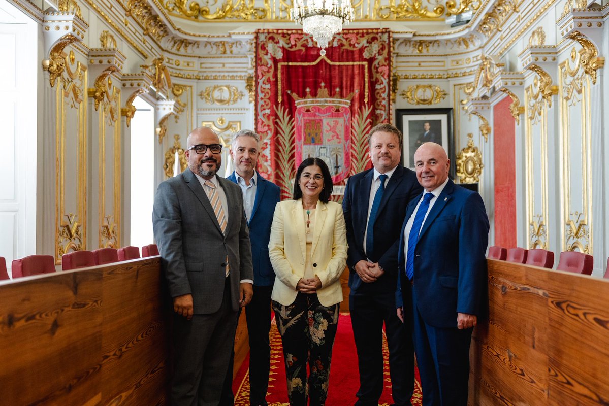 aytolpgc's tweet photo. 🏝️Dos islas, una mirada hacia Europa
🤝La alcaldesa, @CarolinaDarias, ha recibido en las Casas Consistoriales al alcalde de Victoria(Malta), Brian Azzopardi
🔹Un encuentro para estrechar lazos en este momento decisivo para la candidatura de #LPGC a Capital Europea de la Cultura https://t.co/cDiyf4ArXR