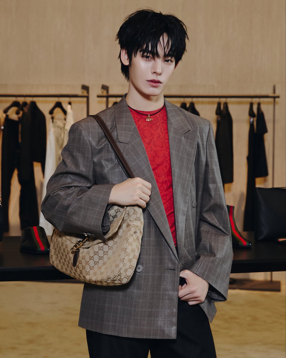 porsuppakarn's tweet photo. Where fashion meets the moment. ✨🥂 

TEETEEPOR NEW ERA WITH GUCCI

#GucciPrimaveraxTeeTeePor
#GucciPrimavera https://t.co/oNiRtLJOUw