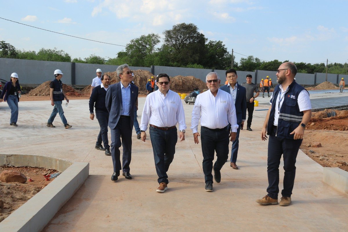 DNITpy's tweet photo. El director nacional de Ingresos Tributarios, @OscarOrue, y el embajador de la República de China (Taiwán), Iván Y.J. Lee, realizaron una visita al Centro de Escaneo de Villeta para verificar los avances de las obras de infraestructura y adecuación. https://t.co/IwVISgOWck