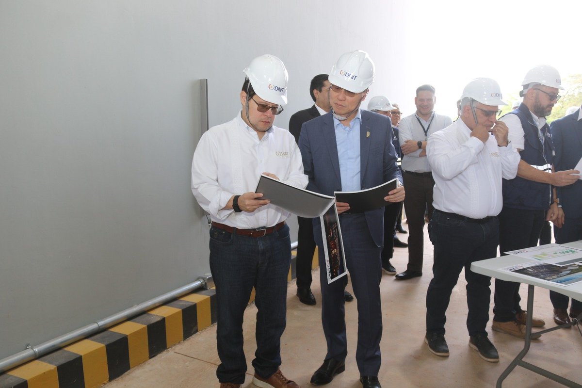 DNITpy's tweet photo. El director nacional de Ingresos Tributarios, @OscarOrue, y el embajador de la República de China (Taiwán), Iván Y.J. Lee, realizaron una visita al Centro de Escaneo de Villeta para verificar los avances de las obras de infraestructura y adecuación. https://t.co/IwVISgOWck