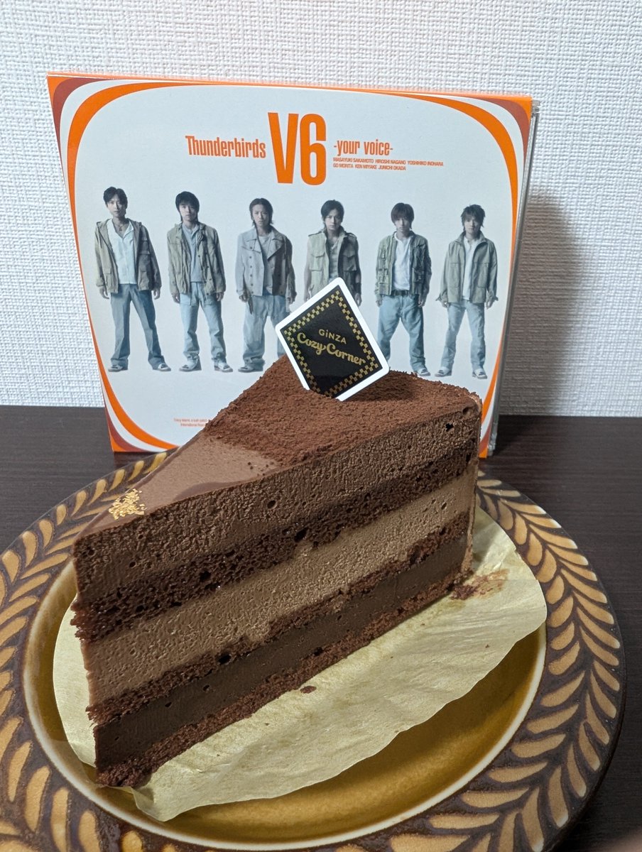 ykk_86's tweet photo. V6が生まれた日、おめでとうございますありがとうございますケーキ食べちゃいます(先日帰省した時に持ち帰ってきたサンダバと一緒に) https://t.co/RbKNO4wH6t