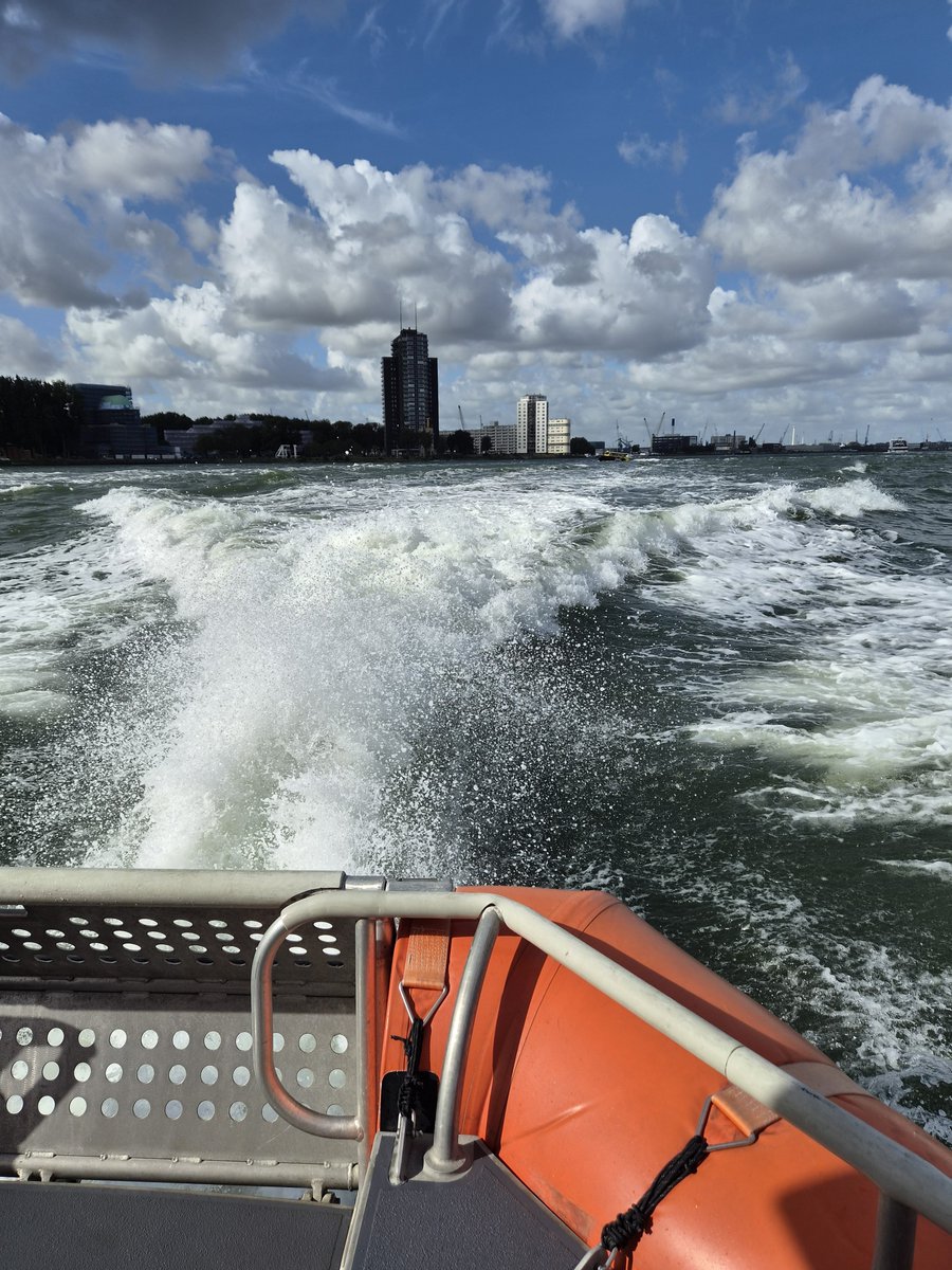 HansieeeeFR's tweet photo. Stukje mee varen met de KNRM💪 Dat ging effe lekker hard over onze Rotterdamse maas heen!😁😁 #varen #knrm #rotterdam #maas https://t.co/YXeZWh7xXF