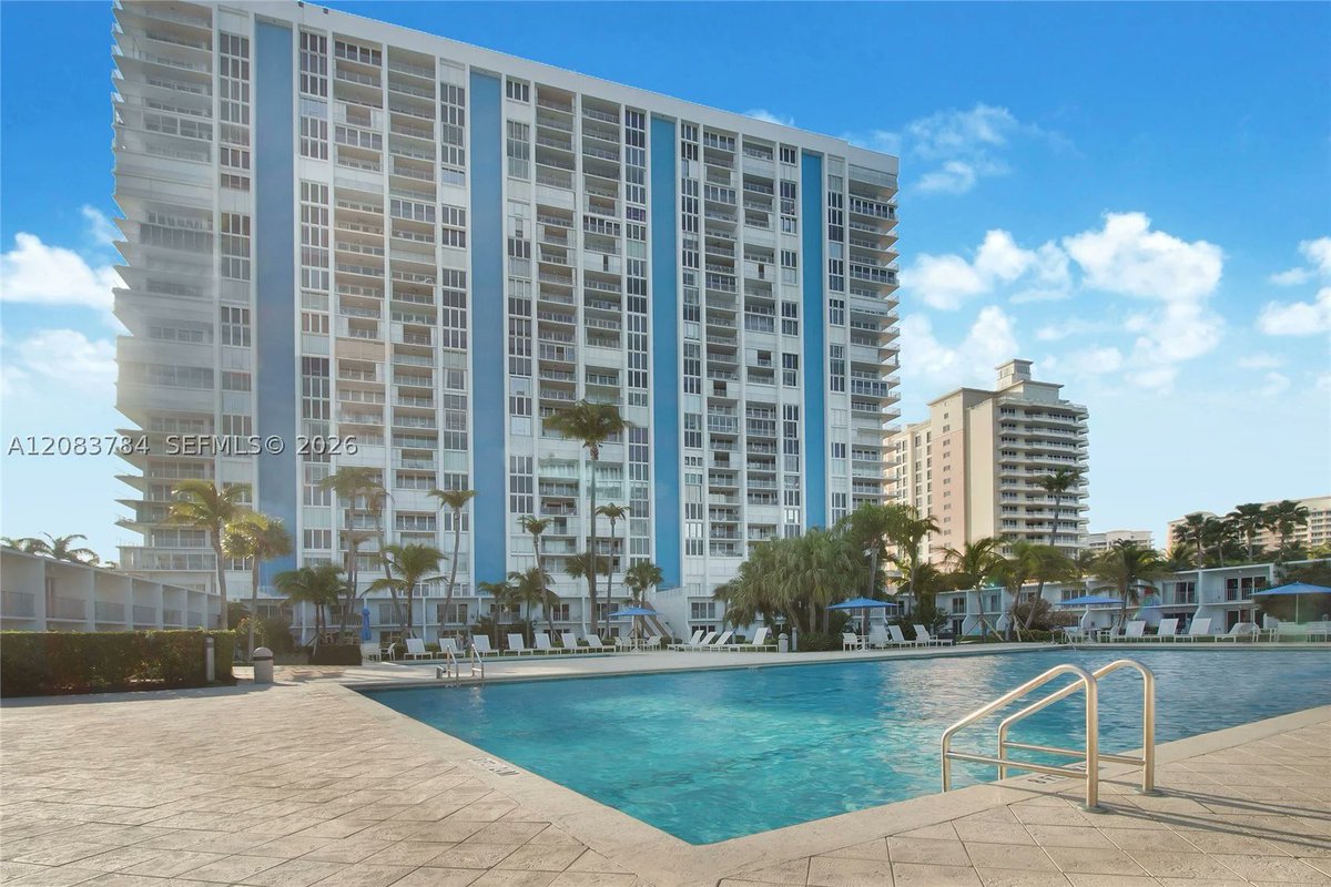 Key4RealEstate's tweet photo. 881 Ocean Dr Unit 25E, Key Biscayne, FL, 33149
2 bed | 2 bath 1875 Sq. Ft.
Active | 10000
https://t.co/o7i8eZOfRr
Panoramic views to the beach and Biscayne Bay. Flow thru condo located in the hear of sought-after Key Biscayne. Exquisitely renovated w/ Impact windows 2B//2B/... https://t.co/VefHEc6G5Z