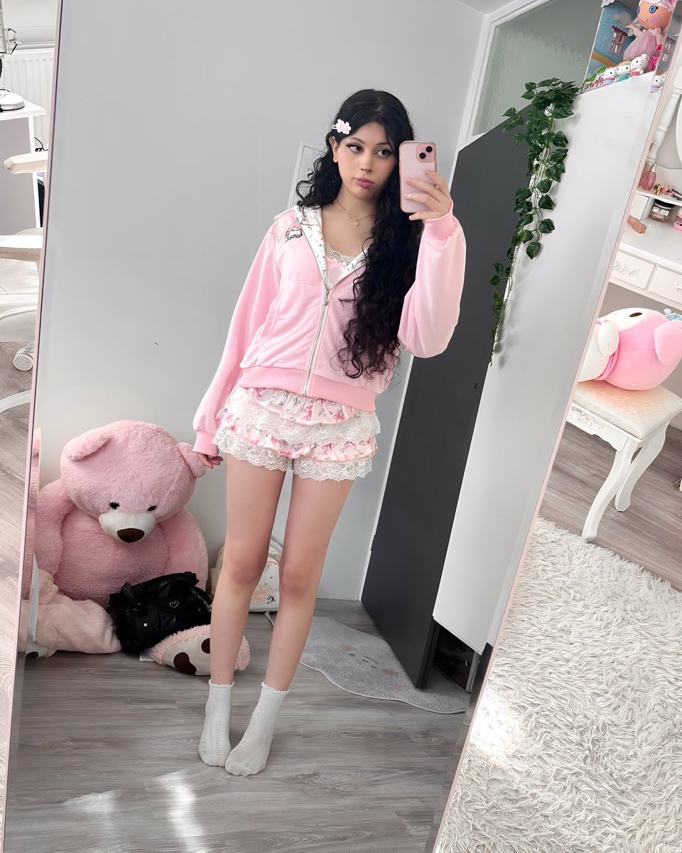 tifagirlx's tweet photo. I have no friends in school since im trans .. would you be my friend ? 🫤💕 https://t.co/uSIejapdvs