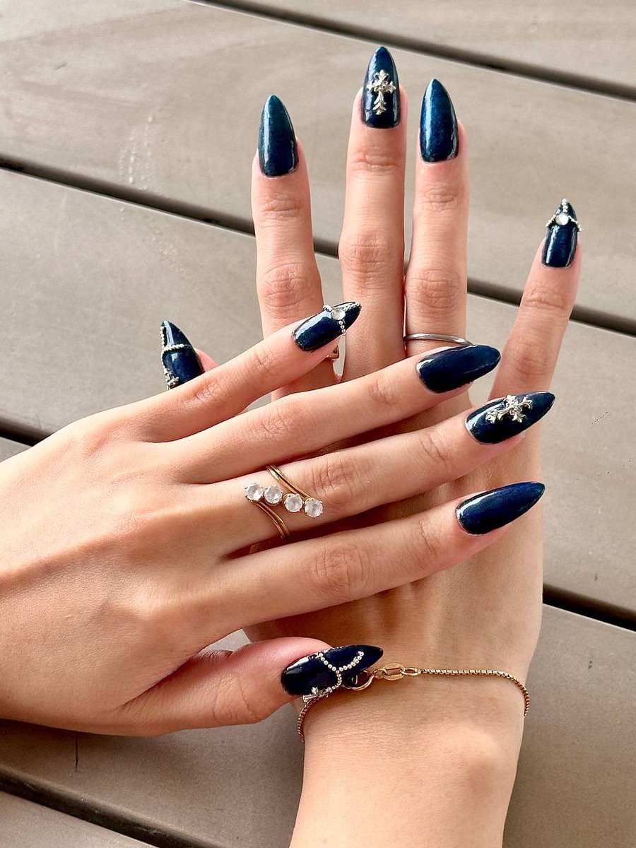 noshitsherIocks's tweet photo. i made this on the same day and i love it for me and my sister's nails 💟🔵 https://t.co/Rfujwoq1W7