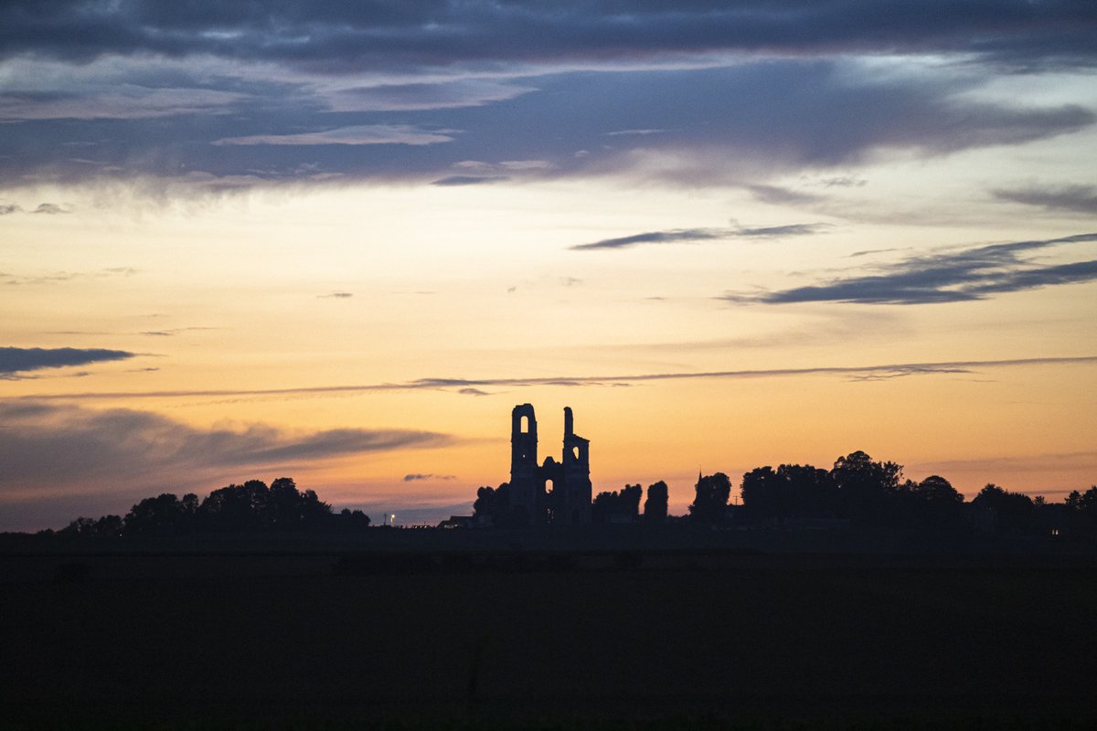 pasdecalais62's tweet photo. 🎭Découvrez le Son &amp; Lumière Souvenirs d'un Grand Duc au Mont-Saint-Éloi ces 11 &amp; 12/9 🎆 

Ce spectacle au grand air récite les histoires et légendes de ce territoire, accompagné d'acteurs, lumières, sons et projections, dans une version réinventée 🎶 

🎟️https://t.co/UdBNx2hokn https://t.co/WfgwW4sCMQ