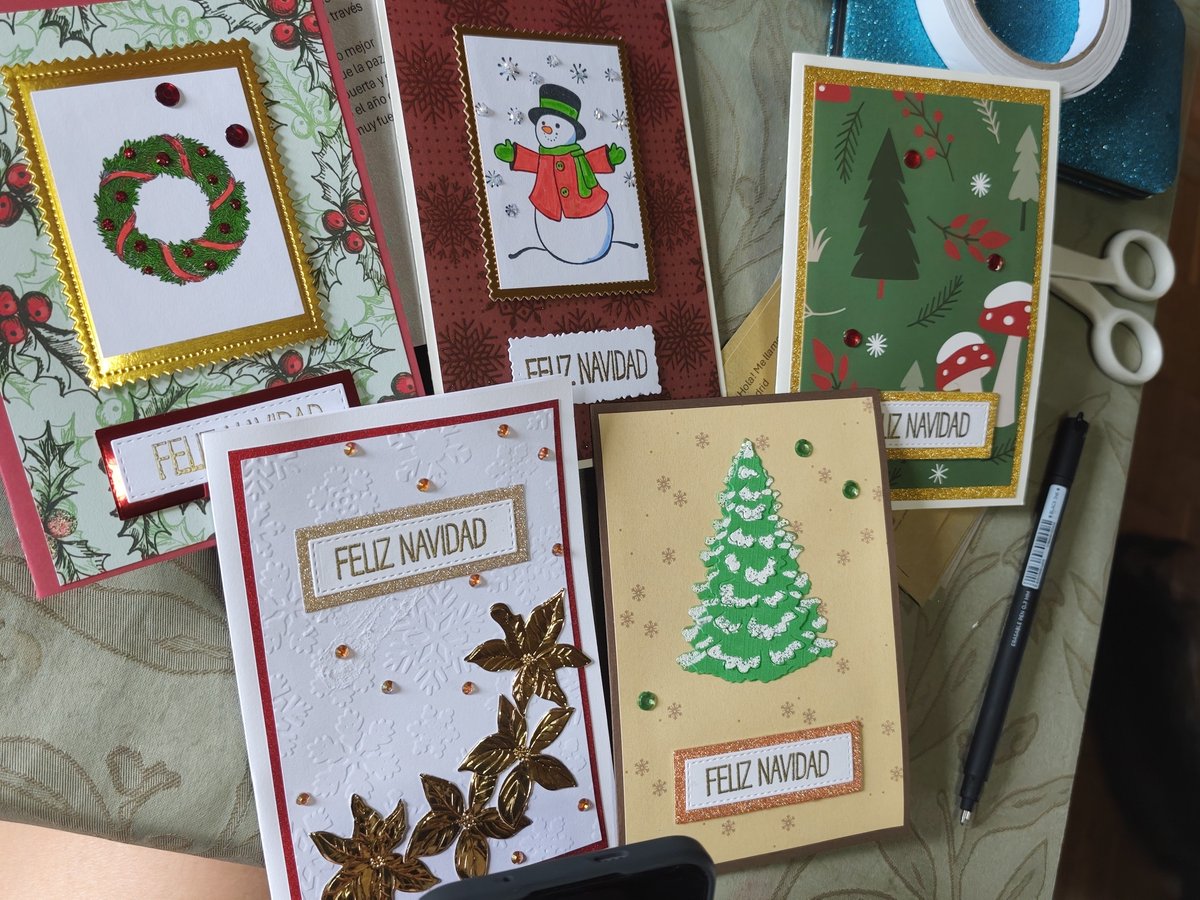 dracowhovian's tweet photo. Mi chica se tira todo el año haciendo postales para enviarlas a residencias de ancianos por toda España.
Para ser exactos, ella y 100 personas más.
Solo el año pasado, hicieron 36.000.
Y no les pagan nada.❤️ https://t.co/2kBw2zi4QQ
