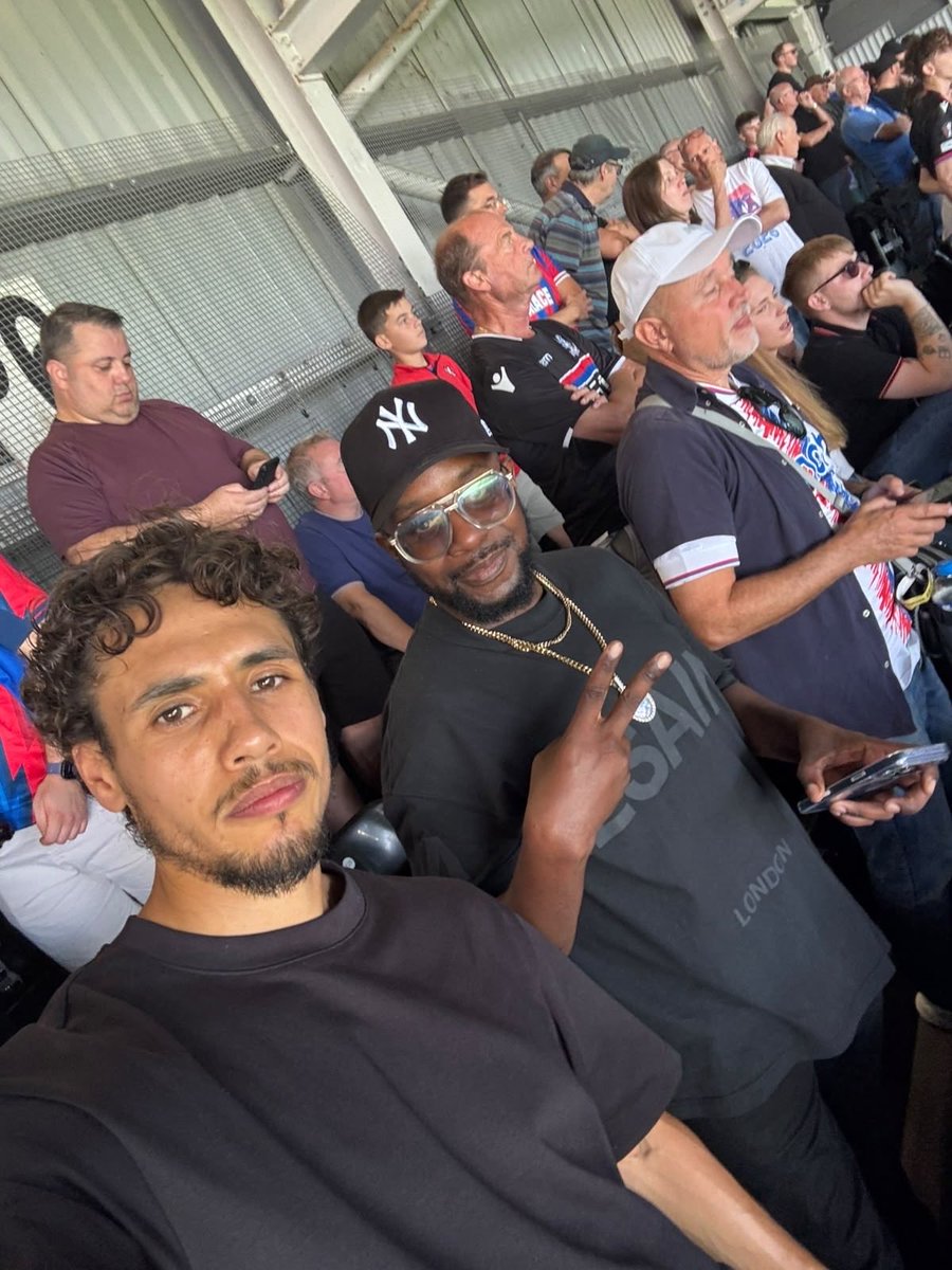 BraveHeartDaz's tweet photo. Top 2 best looking on FML. Miles thinks he can chat to this duo? KMT https://t.co/JKhZZYCL5u