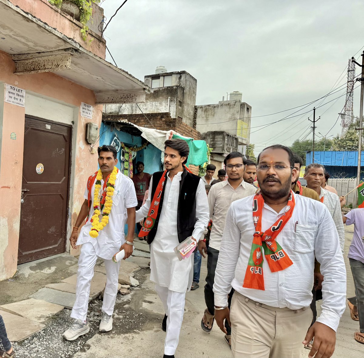 NamanSharmakota's tweet photo. आज झालावाड़ में नगर निकाय चुनाव के तहत भाजपा प्रत्याशियों के समर्थन में डोर-टू-डोर जनसंपर्क कर देवतुल्य मतदाताओं से भाजपा के पक्ष में मतदान एवं समर्थन की अपील की।
#Jhalawar #Jhalrapatan #BJP #BJYMRajasthan #bjprajasthan https://t.co/DM3DvxQeuz