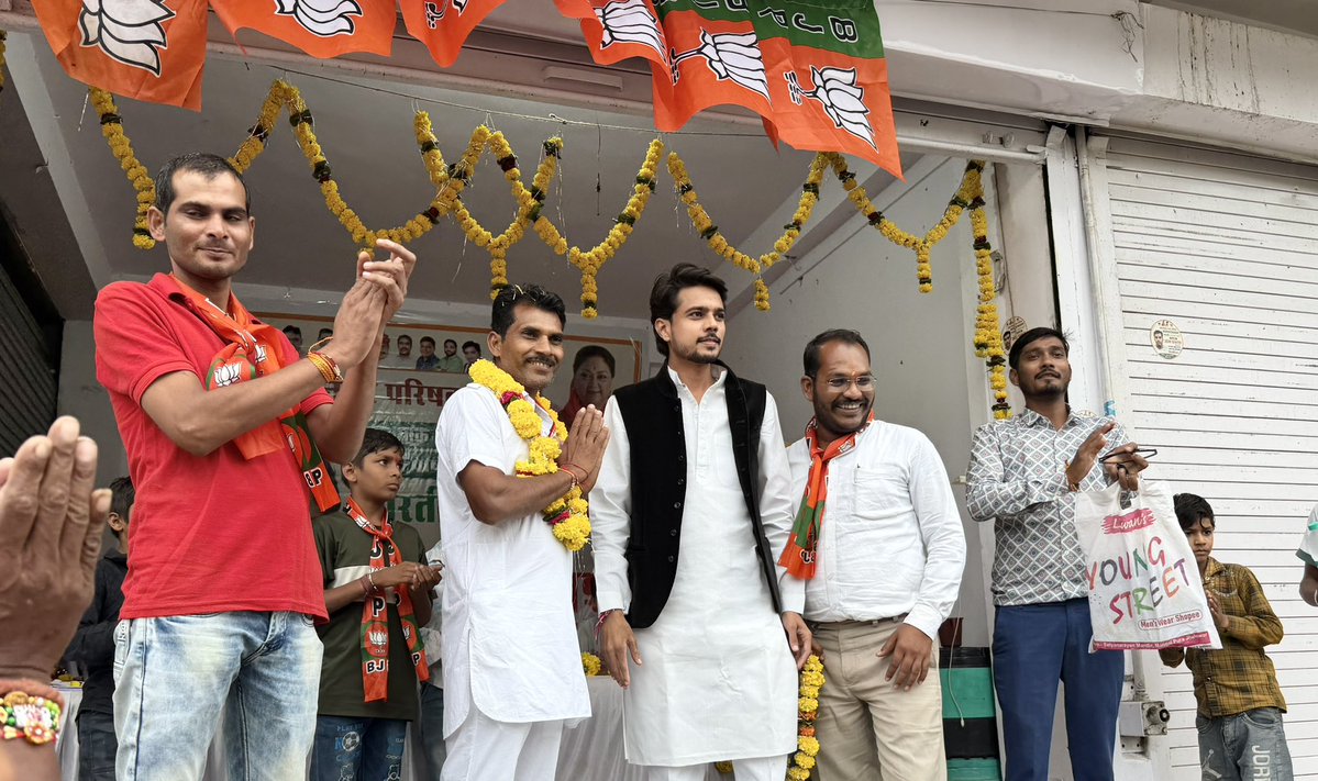NamanSharmakota's tweet photo. आज झालावाड़ में नगर निकाय चुनाव के तहत भाजपा प्रत्याशियों के समर्थन में डोर-टू-डोर जनसंपर्क कर देवतुल्य मतदाताओं से भाजपा के पक्ष में मतदान एवं समर्थन की अपील की।
#Jhalawar #Jhalrapatan #BJP #BJYMRajasthan #bjprajasthan https://t.co/DM3DvxQeuz