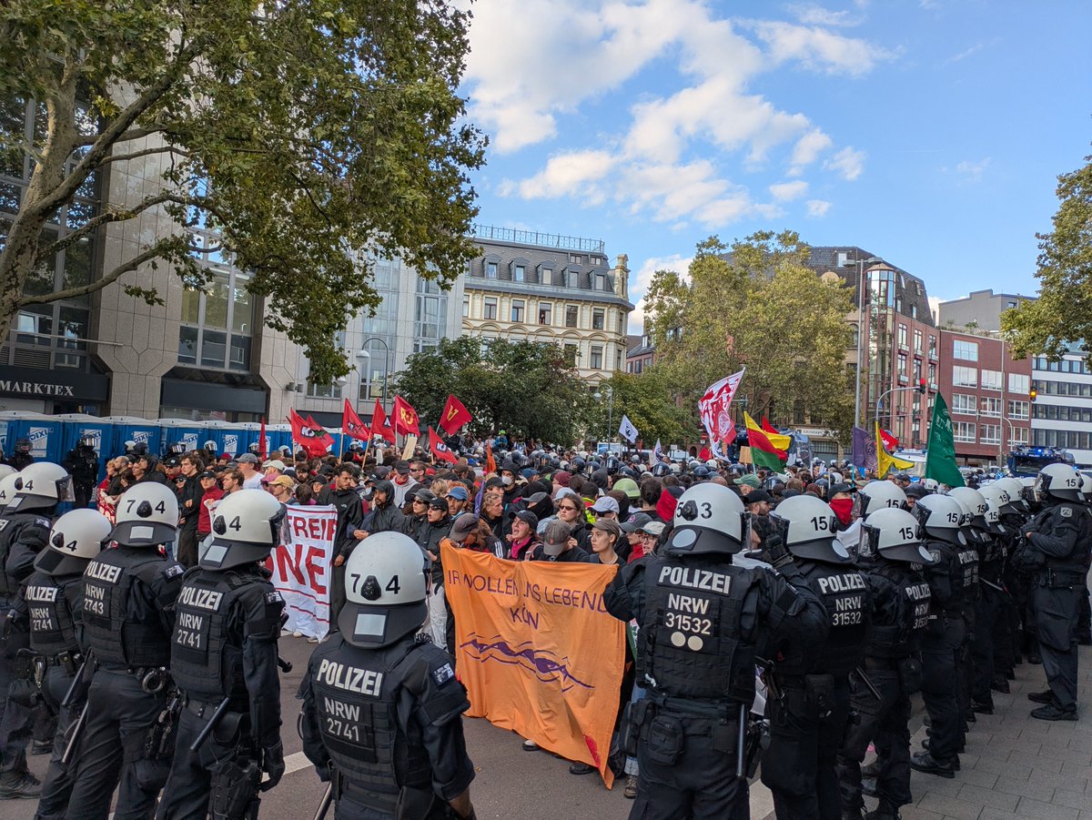 jugendinfo's tweet photo. 18:18 - Innerhalb des vorderen Abschnitts, der weiterhin umschlossen ist, gibt es Verletzte.

Hinterer Teil erhält Platzverweis. Androhung von Folgemaßnahmen. https://t.co/3wENmegY2l