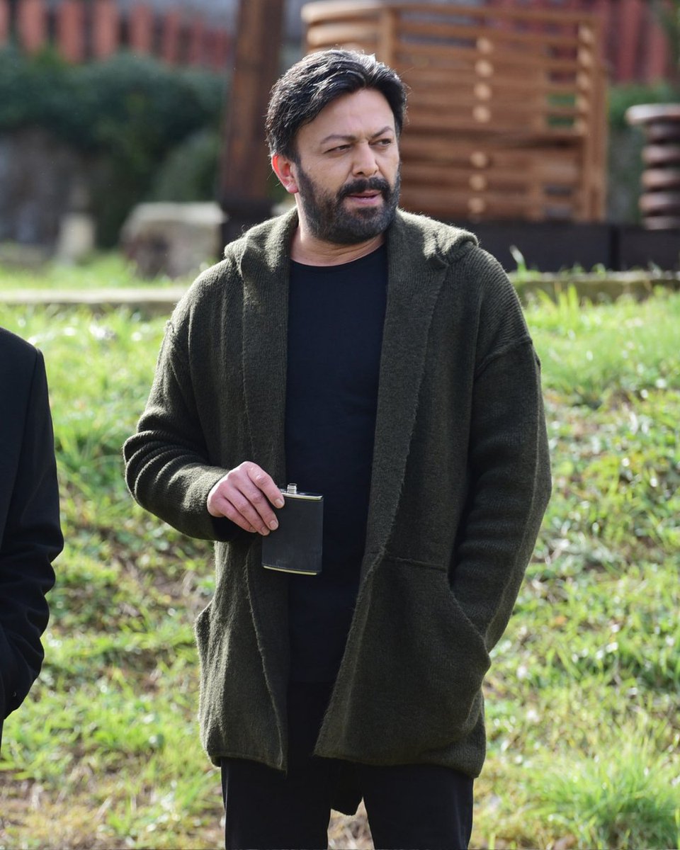bosunatiklama's tweet photo. Hayatını kaybeden Serhat Mustafa Kılıç'ın oyunculuk kariyeri:

• 20 dizi
• 8 sinema filmi
• 10 TV programı 
• 22 tiyatro oyunu. https://t.co/1Ynu8cWb1a