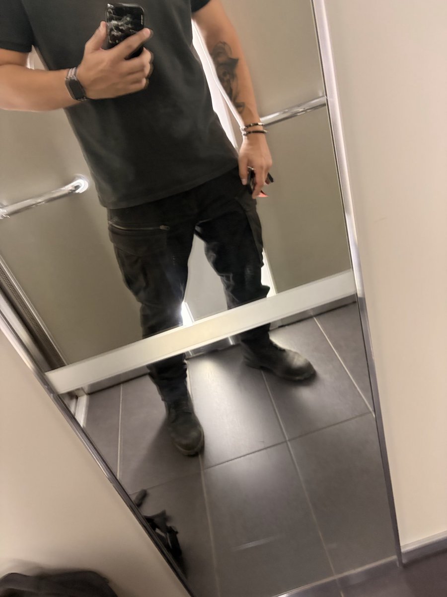 Maitre_Koda's tweet photo. Viens nettoyer le miroir avec ta langue. Tu passeras à mes semelles après. 🐶

#soumis #maitre #moneyslave #domination #cashmaster #slave #feet #findom #master #alpha #poppers #kiffeur #pieds #fetichiste https://t.co/jDeJvWp1KT