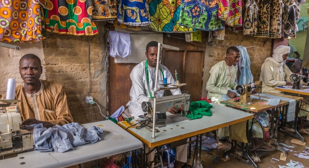 MiKKaAdam's tweet photo. 👗 Pourquoi chercher toujours ailleurs ? 😍
Nos tissus, nos couleurs et nos créations peuvent raconter une histoire magnifique du #Tchad J’aimerais voir encore plus de jeunes créateurs tchadiens se faire connaître. 🇹🇩✨
#chad #ModeTchadienne #Créateurs #Culture #MadeInChad https://t.co/hyjFq7Kbfu