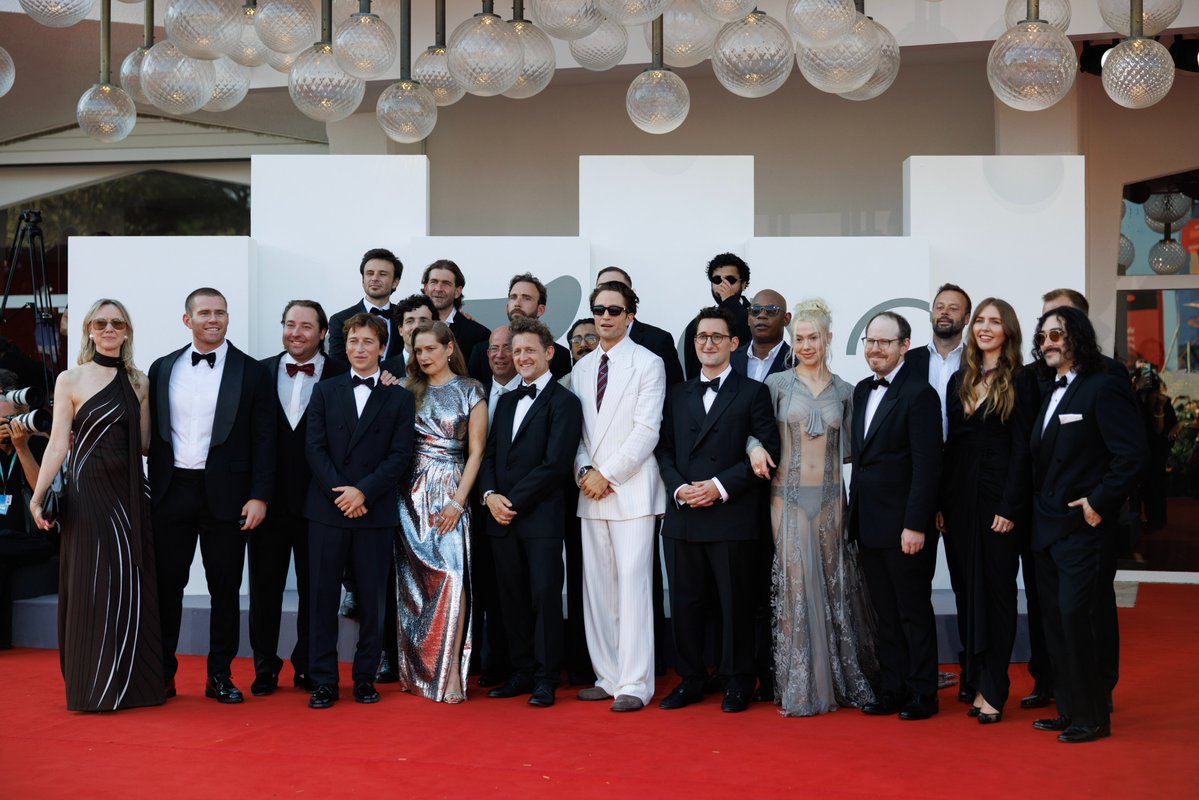 la_Biennale's tweet photo. #BiennaleCinema2026 #Venezia83 “Why don't you have a seat?”... and enjoy these pictures straight from the Red Carpet of #Primetime? Director @lanceopp, his amazing cast – #RobertPattinson, #MerrittWever, #SkylerGisondo, #PhoebeBridgers, @bokeem_woodbine – and can you spot also #AriAster among the producers? 👀