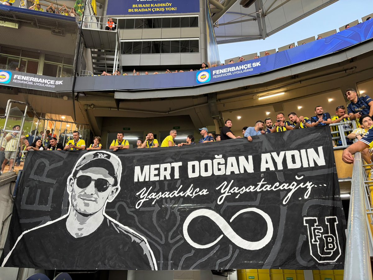 Omercanozmen10's tweet photo. Mert Doğan Aydın kardeşimizin pankartı Fenerbahçe-Beşiktaş derbisinde tribündeki yerini aldı. 

“Yaşadıkça yaşatacağız…” https://t.co/Vr7HRP32Y2