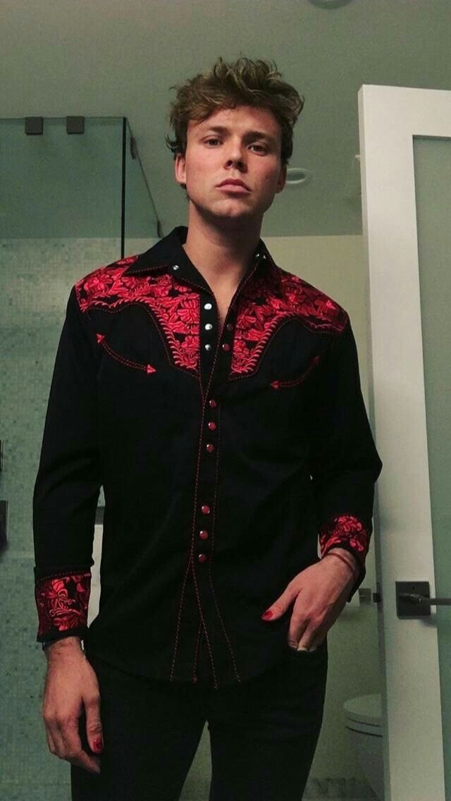 DailyBicep_AFI's tweet photo. Ashton with RED. https://t.co/2z7W2pUrMB