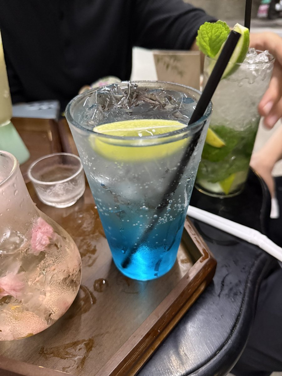 HongCha_awa's tweet photo. 去了酒吧！是第一次去呢  糖浆气泡水好好喝
每一杯酒都尝了一口 有两杯带点苦味 还有一些酒精挥发的味道 感觉很奇怪 https://t.co/lR6HJTEBtm