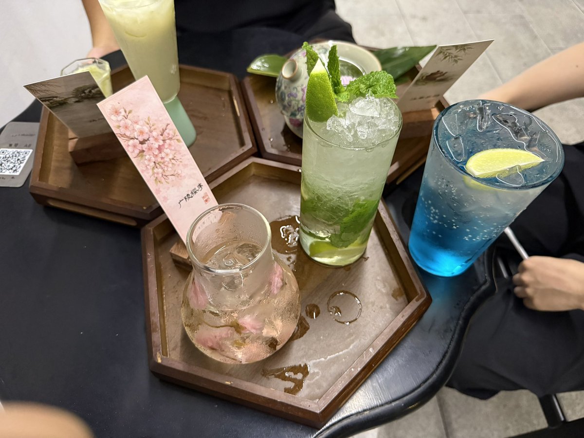 HongCha_awa's tweet photo. 去了酒吧！是第一次去呢  糖浆气泡水好好喝
每一杯酒都尝了一口 有两杯带点苦味 还有一些酒精挥发的味道 感觉很奇怪 https://t.co/lR6HJTEBtm