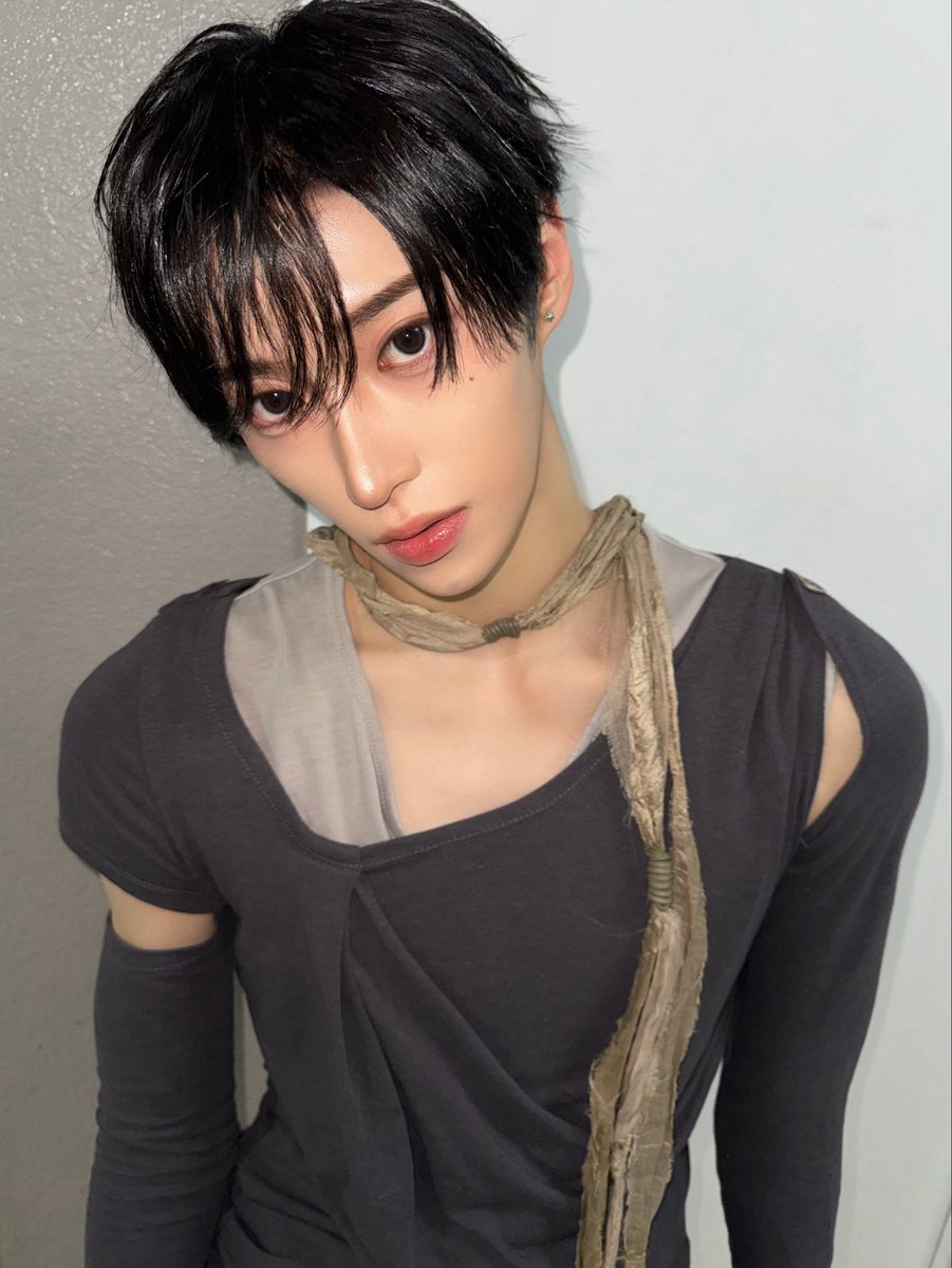 haoaiwoma's tweet photo. ในเวลางาน                               นอกเวลางาน

แต่งหน้าโหด                             หน้าสด                 
ชุดกรุยกราย                              เสื้อยืดดำ
ตัวพ่อหน้าแม่                             ตัวพ่อกล้ามโต
แทนตัวเองว่าเจ้                         แทนตัวเองว่าเฮีย https://t.co/SEJ3KqvLHE