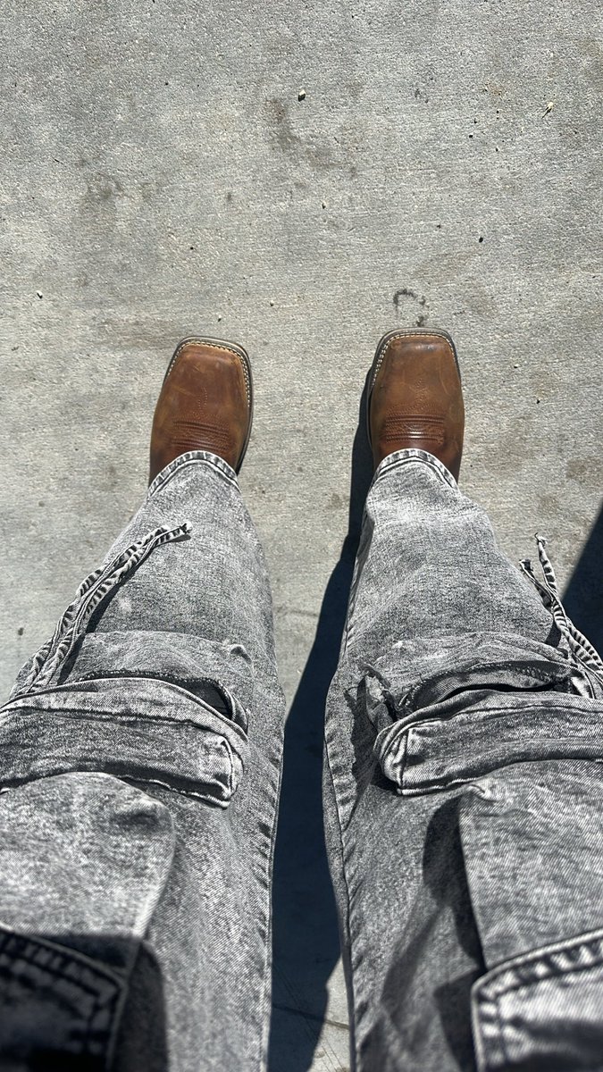 sunshinepeachxo's tweet photo. Gotta spend all day in these boots on a HOT 🥵 ass day 😫 who wants my socks after I get home?  #stank #stinkyfeet #boots https://t.co/m1MfdVz3ye