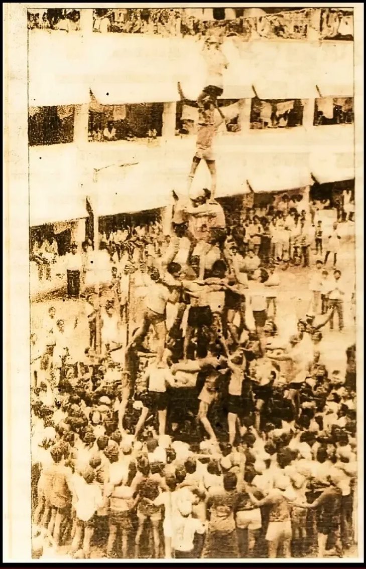 mumbaiheritage's tweet photo. A glimpse of Mumbai’s Dahi Handi tradition from 1979. 

Bandya Maruti Seva Mandal made history by forming Mumbai’s first six-tier human pyramid.

No sponsors. No grand stages. Just strength, teamwork and pure Govinda spirit.

Mumbai’s tradition, captured in one unforgettable frame. 
Govinda Ala Re!