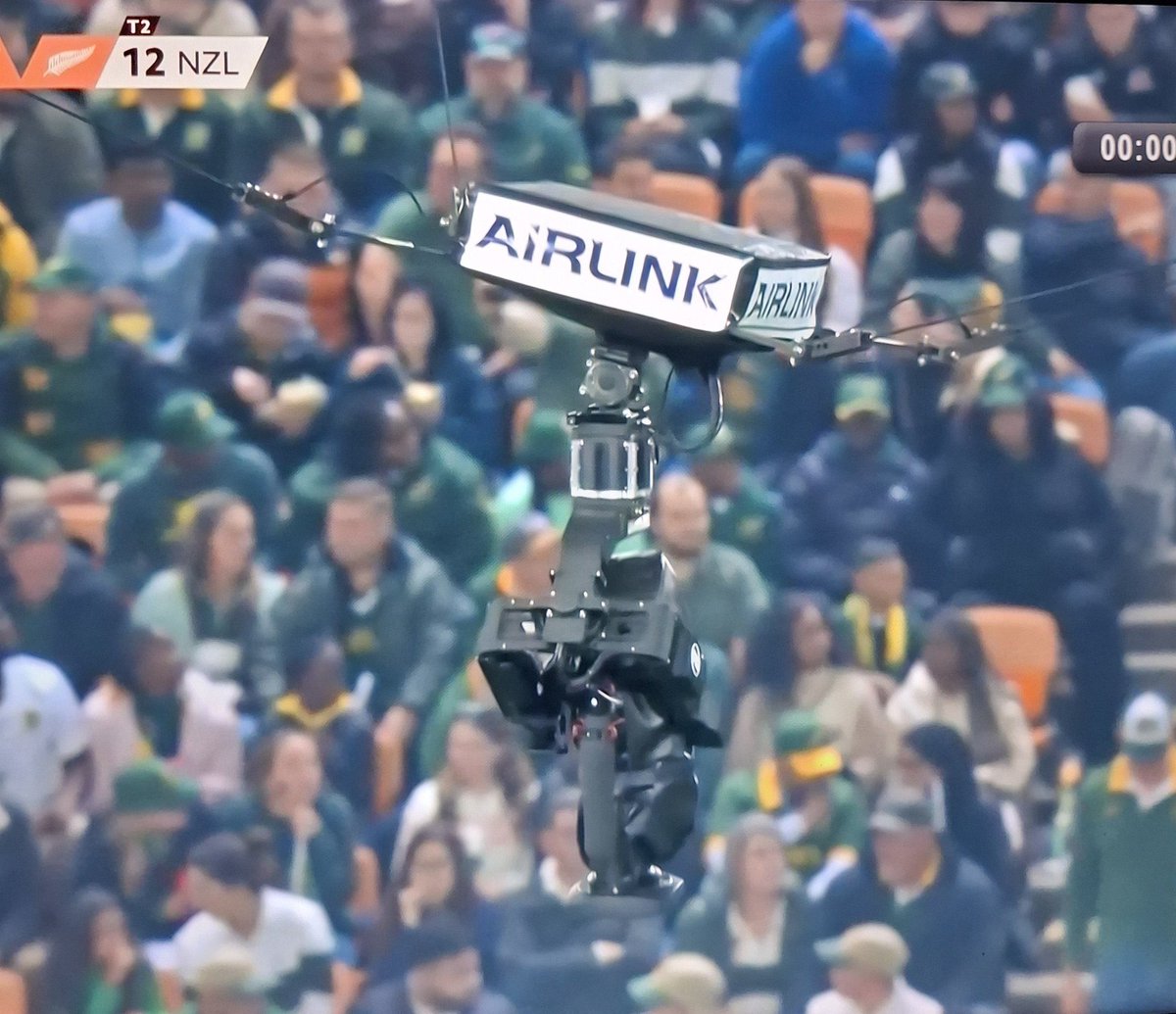 byjono's tweet photo. IT’S UNDER 14M WHO AUTHORISED THIS GROUND CLEARANCE SO IRRESPONSIBLE AIRLINK PLS REPLY

#RSAvNZL #Springboks #ForeverGreenForeverGold #RugbysGreatestRivalry https://t.co/WMG6BvDxzF
