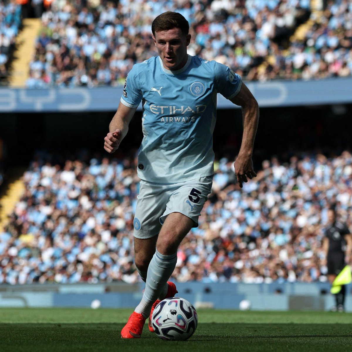 Squawka's tweet photo. Midfielders to complete 140+ passes, win 5+ duels and win possession 5+ times in a PL game since 2016/17:

◎ Fernandinho vs. Everton (2018)
◎ Mateo Kovacic vs. Wolves (2021) 
◎ Ilkay Gündogan vs. Leeds (2023) 
◉ Elliot Anderson vs. Coventry (2026)

Welcome to the club. 😀 https://t.co/xdOpAqoN30