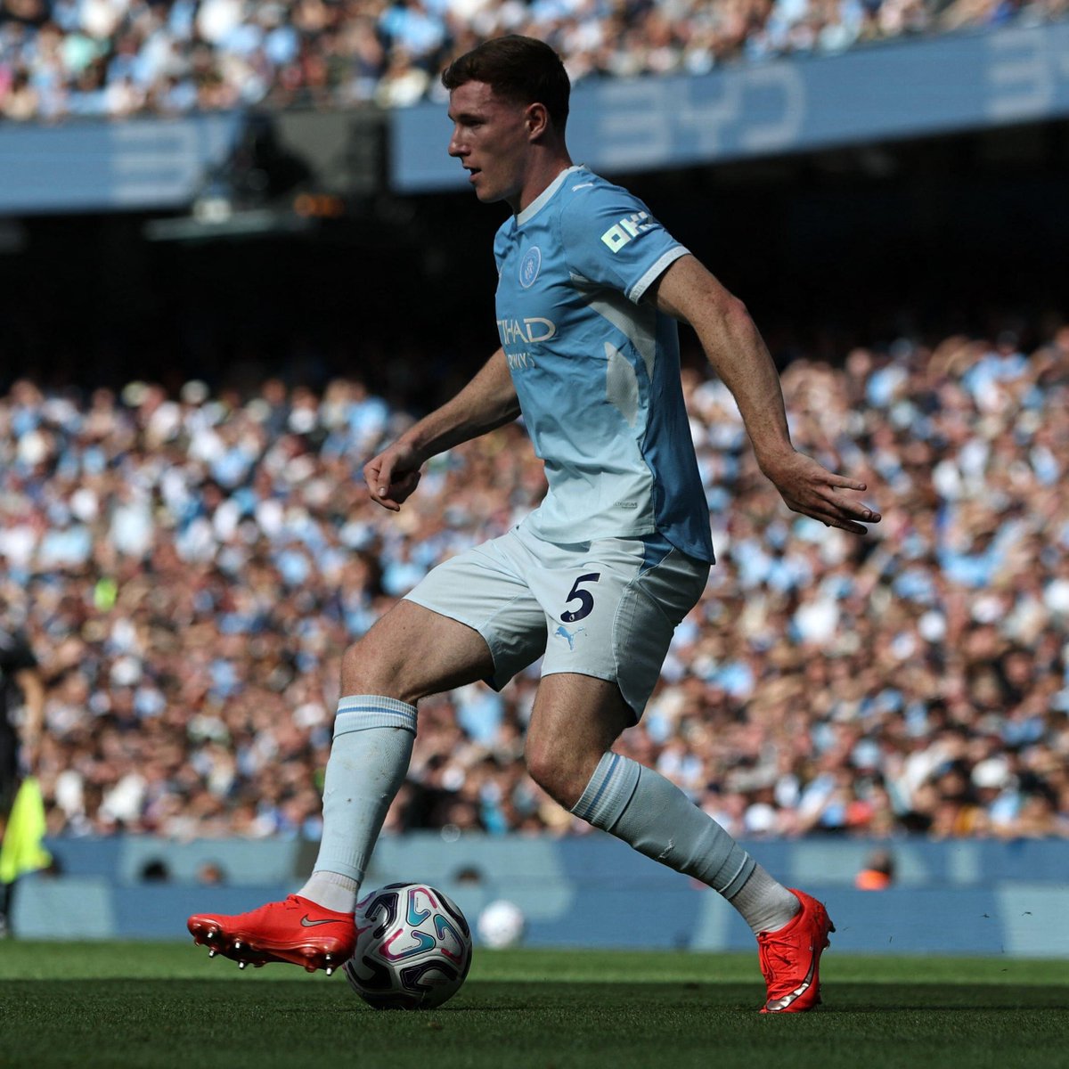 Squawka's tweet photo. Midfielders to complete 140+ passes, win 5+ duels and win possession 5+ times in a PL game since 2016/17:

◎ Fernandinho vs. Everton (2018)
◎ Mateo Kovacic vs. Wolves (2021) 
◎ Ilkay Gündogan vs. Leeds (2023) 
◉ Elliot Anderson vs. Coventry (2026)

Welcome to the club. 😀 https://t.co/xdOpAqoN30