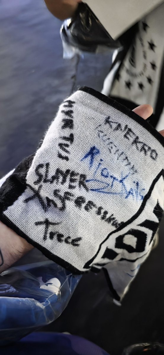 HadryxKOI's tweet photo. Thanks a lot @XnSlol for sign me the scarf! (13 faked it hahahaha) https://t.co/1Bhzf59jsC