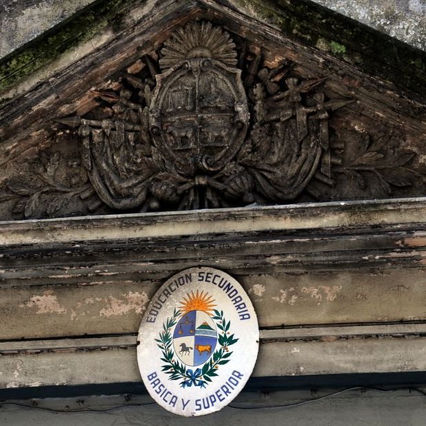 portalmvd's tweet photo. HOMBRE IRRUMPIÓ EN LICEO DE NUEVO PARÍS, AMENAZÓ A ALUMNAS Y EMPUJÓ A UN DOCENTE

Un familiar de una estudiante entró al liceo nº 51, amenazó a alumnas de 13 y 14 años y empujó a un docente. Hubo denuncia policial, paro y reclamos por falta de portería.

El episodio expuso problemas de seguridad dentro del centro educativo. Los docentes advierten que la violencia está “en escalada” y reclaman medidas para proteger a estudiantes y funcionarios.

Contexto
El hombre ingresó el viernes 4 de setiembre, cerca de las 9:00, cuando el liceo no tenía portero. Primero retiró del salón a una adolescente a su cargo y luego fue hacia otra clase donde estaban alumnas que habían tenido un conflicto previo con ella.

Forzó la entrada del salón, empujó un banco que un docente había colocado contra la puerta y amenazó a estudiantes con frases como “vos vas a ver después”.

Cómo sigue
Los docentes realizaron un paro en el turno de la tarde y convocaron para el lunes una asamblea para evaluar lo ocurrido y definir reclamos colectivos.

Entre las principales exigencias está crear un cargo permanente de portería durante la mañana y reforzar las medidas de seguridad del centro.

Testimonios
“Nos dio hasta miedo, porque la verdad fue una situación muy tensa”, dijo Hernández.

La docente sostuvo además que “un adulto no puede venir a increpar a un adolescente” dentro de una institución educativa.

Además
Los docentes aseguran que el episodio no fue aislado y denuncian hechos graves en el entorno del liceo. También consideran insuficiente la presencia de una guardia policial en la puerta.

(+) en Montevideo Portal: https://t.co/Dh0xTgphPq