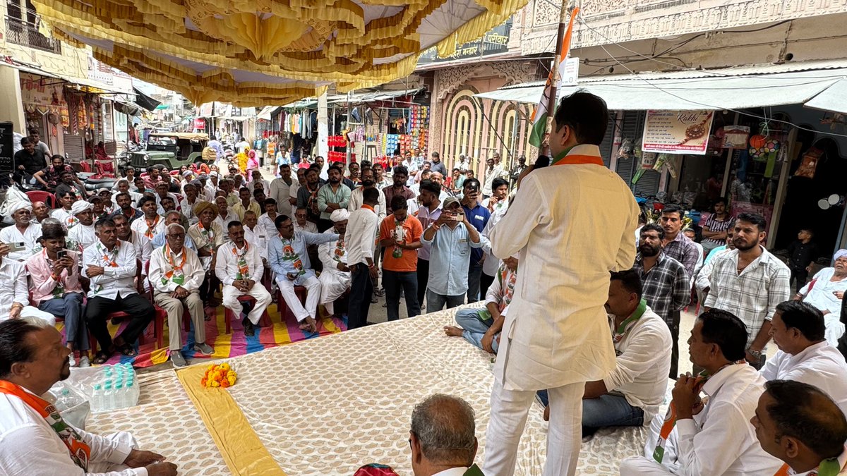 VaibhavGehlot80's tweet photo. आज मंडार नगर पालिका (विधानसभा क्षेत्र रेवदर, जिला सिरोही) पहुँचकर नगरीय निकाय चुनावों में कांग्रेस प्रत्याशियों के समर्थन में प्रचार किया। 
वार्ड संख्या 18, 19 व 20 के कांग्रेस प्रत्याशियों व कार्यकर्ताओं की संयुक्त बैठक को संबोधित कर वार्ड संख्या 20 के कांग्रेस प्रत्याशी के चुनाव कार्यालय का उद्घाटन किया।