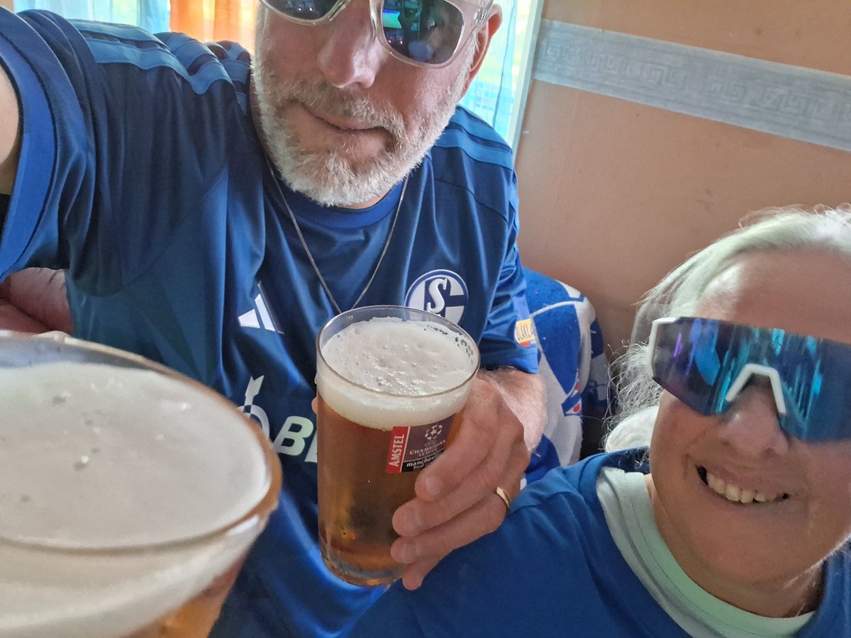 CSuperfrysk's tweet photo. @s04 Alles für #Königsblauen aus Heerenveen 🍻 liebe #S04 
#Bundesliga #S04bay https://t.co/xIiybB1XyI