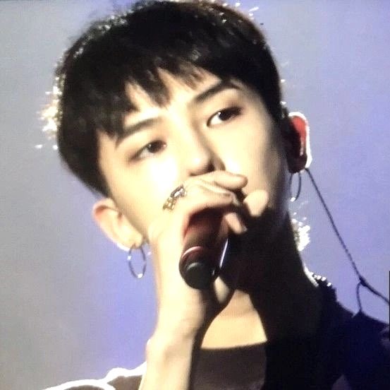ji8ng_818's tweet photo. 지디라면 쨍한 조명 https://t.co/bpQqLaqmdQ