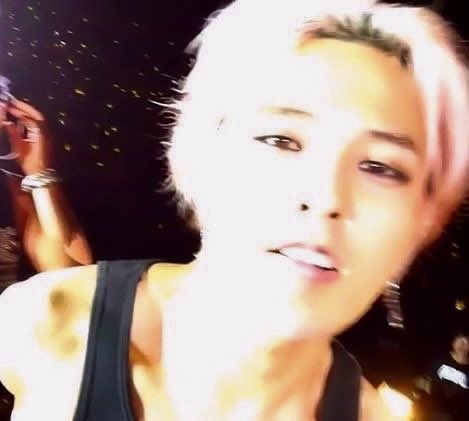 ji8ng_818's tweet photo. 지디라면 쨍한 조명 https://t.co/bpQqLaqmdQ