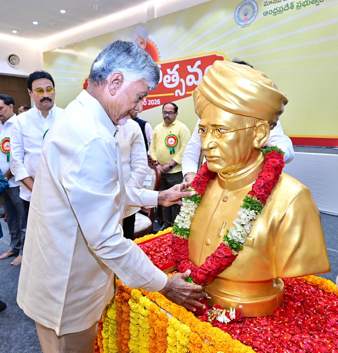 ncbn's tweet photo. ఉపాధ్యాయ దినోత్సవం సందర్భంగా 175 మంది ఉత్తమ ఉపాధ్యాయులను సత్కరించడం ఎంతో ఆనందంగా ఉంది. భవిష్యత్ ఆంధ్రప్రదేశ్‌కు బలమైన పునాది పాఠశాలల్లోనే పడాలి. ఆ మార్పునకు ఉపాధ్యాయులే మార్గదర్శకులు. సున్నితమైన పరిస్థితుల వల్ల విద్యాబోధన సవాలుగా మారిన నేపథ్యంలో మరింత బాధ్యతగా, మానవీయతతో వ్యవహరించాల్సిన అవసరం ఉంది. టెక్నాలజీ ఎంత పెరిగినా అది ఉపాధ్యాయుల స్థానాన్ని భర్తీ చేయలేదు. ఏఐ, క్వాంటం లాంటి సాంకేతిక విప్లవం నూతన ప్రపంచాన్ని ఆవిష్కరిస్తున్న వేళ దానికి అనుగుణంగా విద్యార్ధులను తీర్చిదిద్దటంలో టీచర్ల బాధ్యత మరింత పెరిగింది. సంపూర్ణ అక్షరాస్యతతో పాటు ఏపీ నెంబర్ వన్ గా నిలవాలన్న లక్ష్యానికి పునాది పాఠశాలల్లోనే పడాలి. ఉపాధ్యాయులే ఈ సంకల్పాన్ని సాకారం చేయాలి. ప్రతి పాఠశాలకూ ఓ బ్రాండ్ సృష్టించాలన్నదే నా ఆకాంక్ష.
#TeachersDay