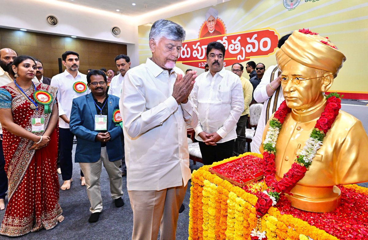 ncbn's tweet photo. ఉపాధ్యాయ దినోత్సవం సందర్భంగా 175 మంది ఉత్తమ ఉపాధ్యాయులను సత్కరించడం ఎంతో ఆనందంగా ఉంది. భవిష్యత్ ఆంధ్రప్రదేశ్‌కు బలమైన పునాది పాఠశాలల్లోనే పడాలి. ఆ మార్పునకు ఉపాధ్యాయులే మార్గదర్శకులు. సున్నితమైన పరిస్థితుల వల్ల విద్యాబోధన సవాలుగా మారిన నేపథ్యంలో మరింత బాధ్యతగా, మానవీయతతో వ్యవహరించాల్సిన అవసరం ఉంది. టెక్నాలజీ ఎంత పెరిగినా అది ఉపాధ్యాయుల స్థానాన్ని భర్తీ చేయలేదు. ఏఐ, క్వాంటం లాంటి సాంకేతిక విప్లవం నూతన ప్రపంచాన్ని ఆవిష్కరిస్తున్న వేళ దానికి అనుగుణంగా విద్యార్ధులను తీర్చిదిద్దటంలో టీచర్ల బాధ్యత మరింత పెరిగింది. సంపూర్ణ అక్షరాస్యతతో పాటు ఏపీ నెంబర్ వన్ గా నిలవాలన్న లక్ష్యానికి పునాది పాఠశాలల్లోనే పడాలి. ఉపాధ్యాయులే ఈ సంకల్పాన్ని సాకారం చేయాలి. ప్రతి పాఠశాలకూ ఓ బ్రాండ్ సృష్టించాలన్నదే నా ఆకాంక్ష.
#TeachersDay