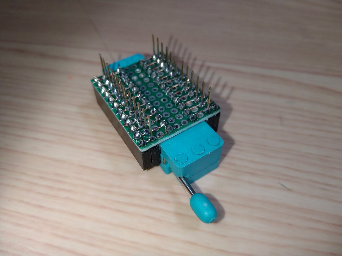 sigma_scitech's tweet photo. ゼロプレッシャーソケットをブレッドボード用に変換するやつ
(貴重なICの足を曲げたくなかったので) https://t.co/2yma5g9CEH