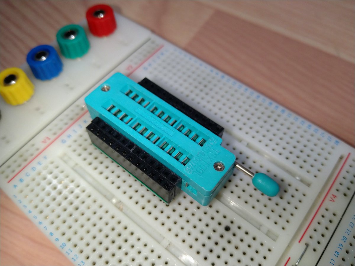 sigma_scitech's tweet photo. ゼロプレッシャーソケットをブレッドボード用に変換するやつ
(貴重なICの足を曲げたくなかったので) https://t.co/2yma5g9CEH
