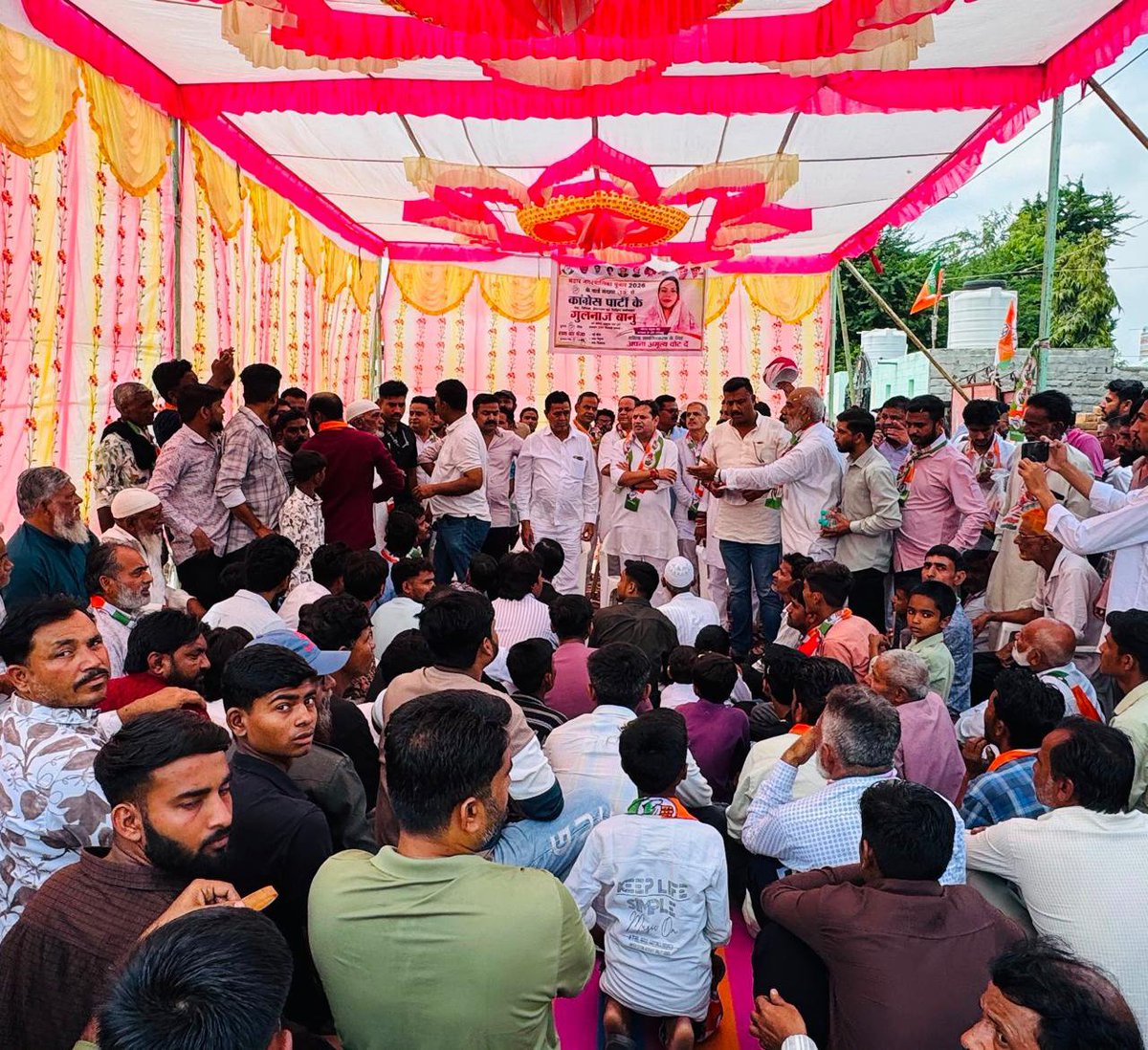VaibhavGehlot80's tweet photo. आज मंडार नगर पालिका (विधानसभा क्षेत्र रेवदर, जिला सिरोही) पहुँचकर नगरीय निकाय चुनावों में कांग्रेस प्रत्याशियों के समर्थन में प्रचार किया। 
वार्ड संख्या 18, 19 व 20 के कांग्रेस प्रत्याशियों व कार्यकर्ताओं की संयुक्त बैठक को संबोधित कर वार्ड संख्या 20 के कांग्रेस प्रत्याशी के चुनाव कार्यालय का उद्घाटन किया।